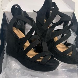 Torrid strapped wedge sandal wraps around ankle Sz 9